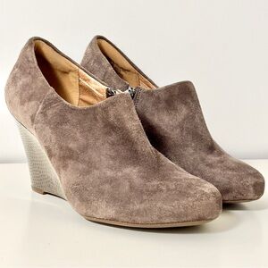 New Clarks Artisan Woman’s Purity Frost Taupe Suede Wedge Ankle Bootie Sz 8